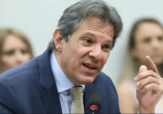 Haddad manda cortar gastos, mas mantém suas passagens aéreas em classe executiva