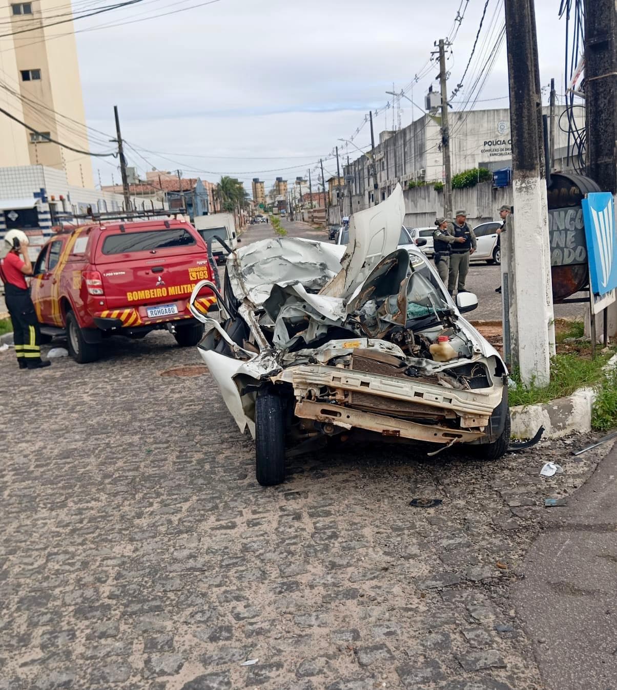 Motorista pega carro sem permissão, bate em ônibus e é resgatado por bombeiros na Zona Sul de Natal