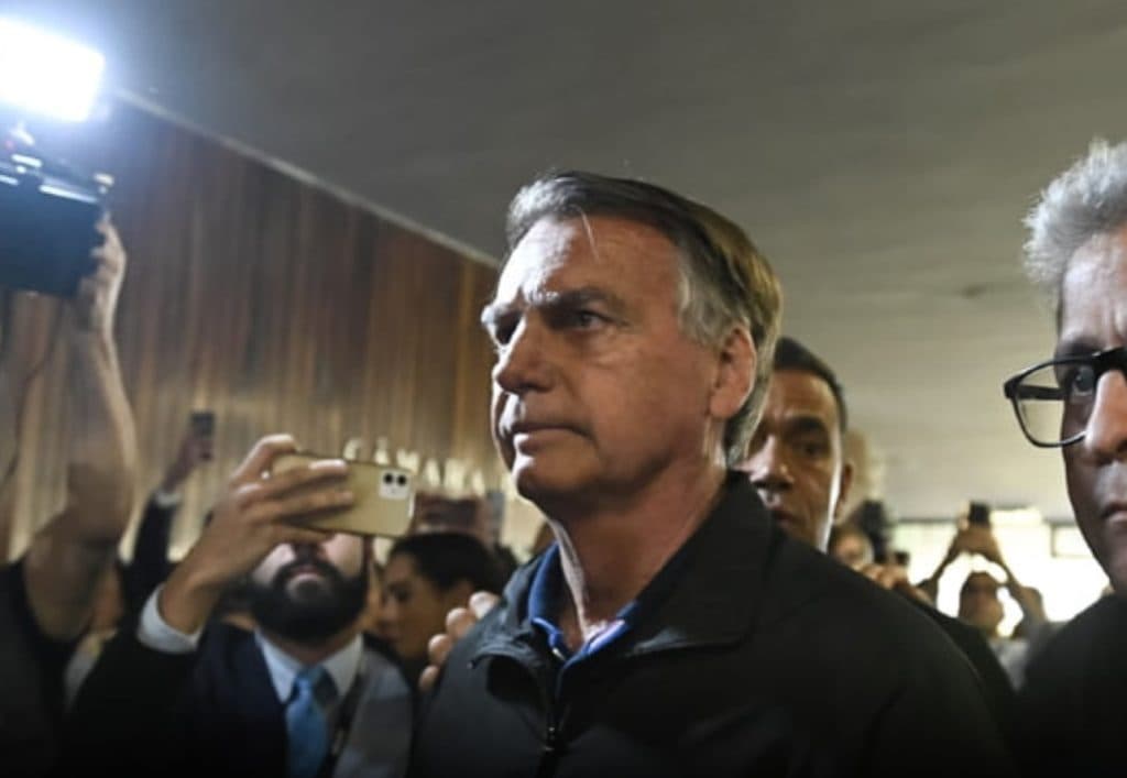 Moraes dá 24h para defesa de Bolsonaro explicar descumprimento de cautelar, sob pena de prisão imediata