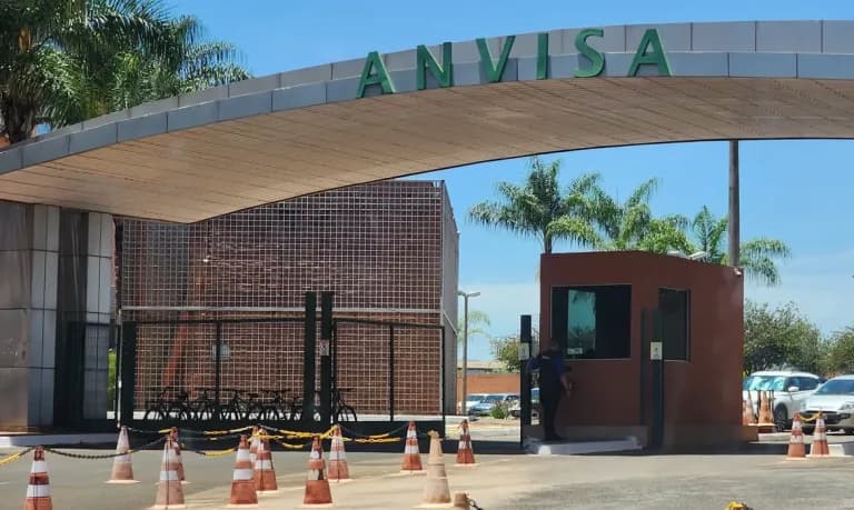 Anvisa alerta sobre uso do formol como alisante de cabelos