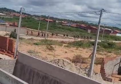 Operação em Extremoz mira criminoso mais procurado do RN; ele é suspeito de matar vigilante em supermercado
