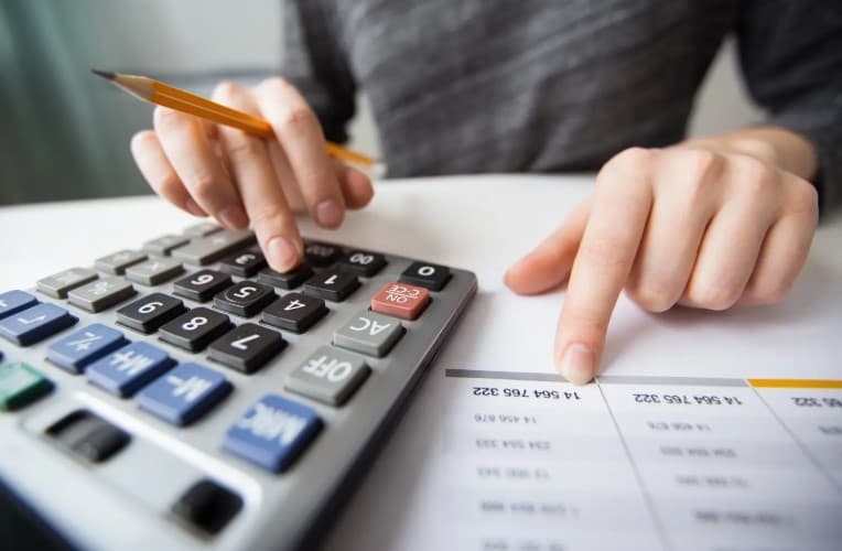 Brasileiros pagaram R$ 2 trilhões de impostos nos seis primeiros meses de 2025, alta interanual de 11,1%, diz ACSP