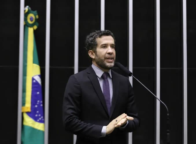 Hugo Motta envia ao Conselho de Ética ação da Mesa da Câmara pedindo suspensão do mandato de Janones por 6 meses
