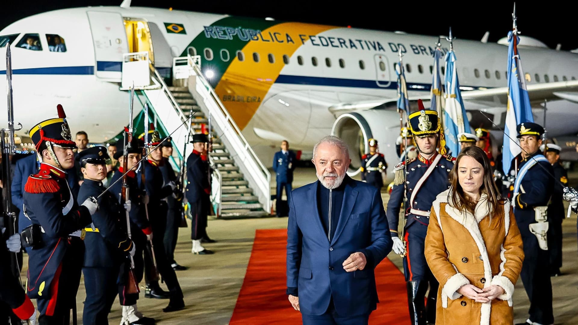 Lula volta da Argentina e completa 117 dias fora do Brasil