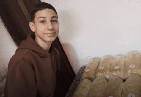Conselho Tutelar proíbe menino de vender pães feitos pela mãe