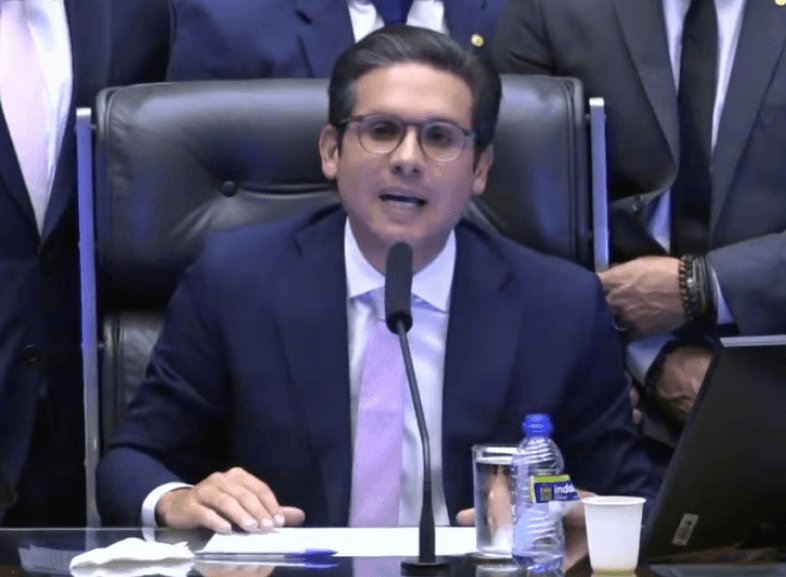 Hugo retoma cadeira, diz que obstrução física não faz bem e encerra sessão