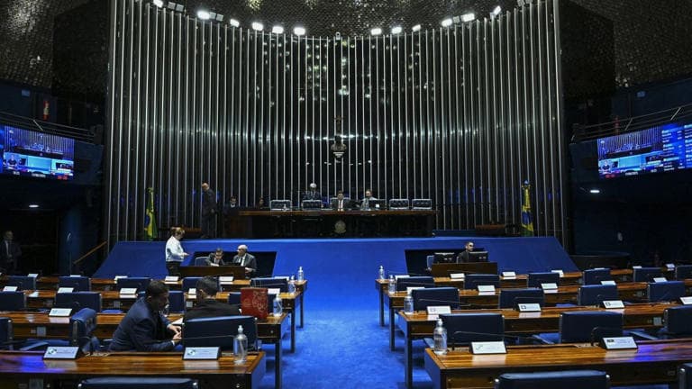 Após operação, Alcolumbre coloca devedor contumaz para votação no Senado