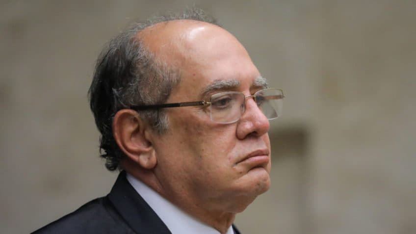 "Moraes presta serviço fundamental à democracia", diz Gilmar Mendes
