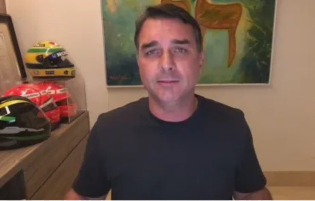 Após prisão domiciliar, Flávio diz achar "difícil" não ter reação dos EUA