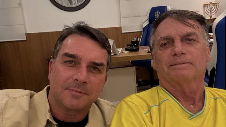 Flávio Bolsonaro visita o pai e critica decisão de Moraes