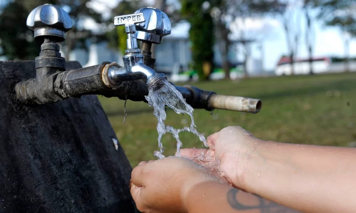 Caminhão bate em adutora e paralisa abastecimento em seis cidades do RN