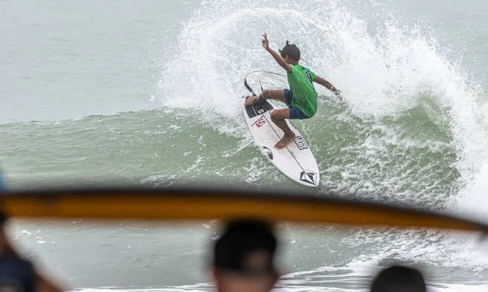 Pai e filho se classificam para as oitavas em campeonato de surf no RN