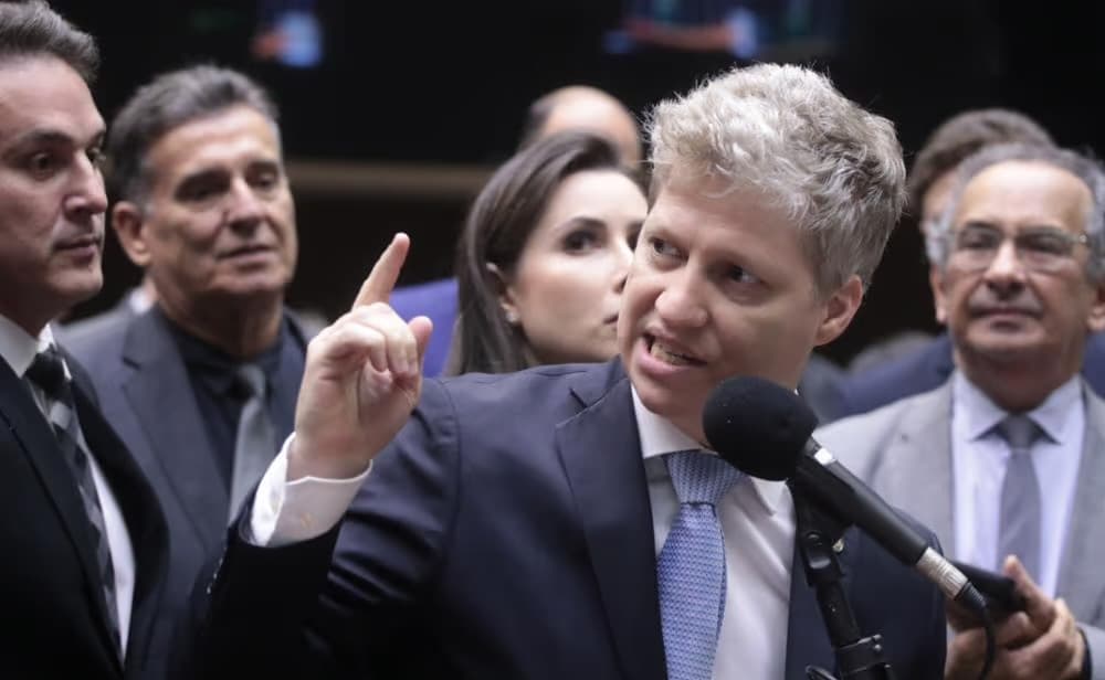 Novo cobra Haddad sobre cumprimento da Lei Magnitsky por bancos públicos