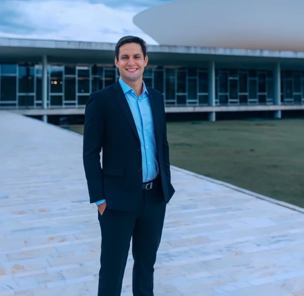 Ex-deputado Rafael Motta sofre acidente de kitesurf em Natal