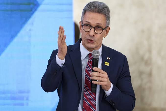 Após ser chamado de "falso humilde", Zema posta Lula usando tênis de luxo
