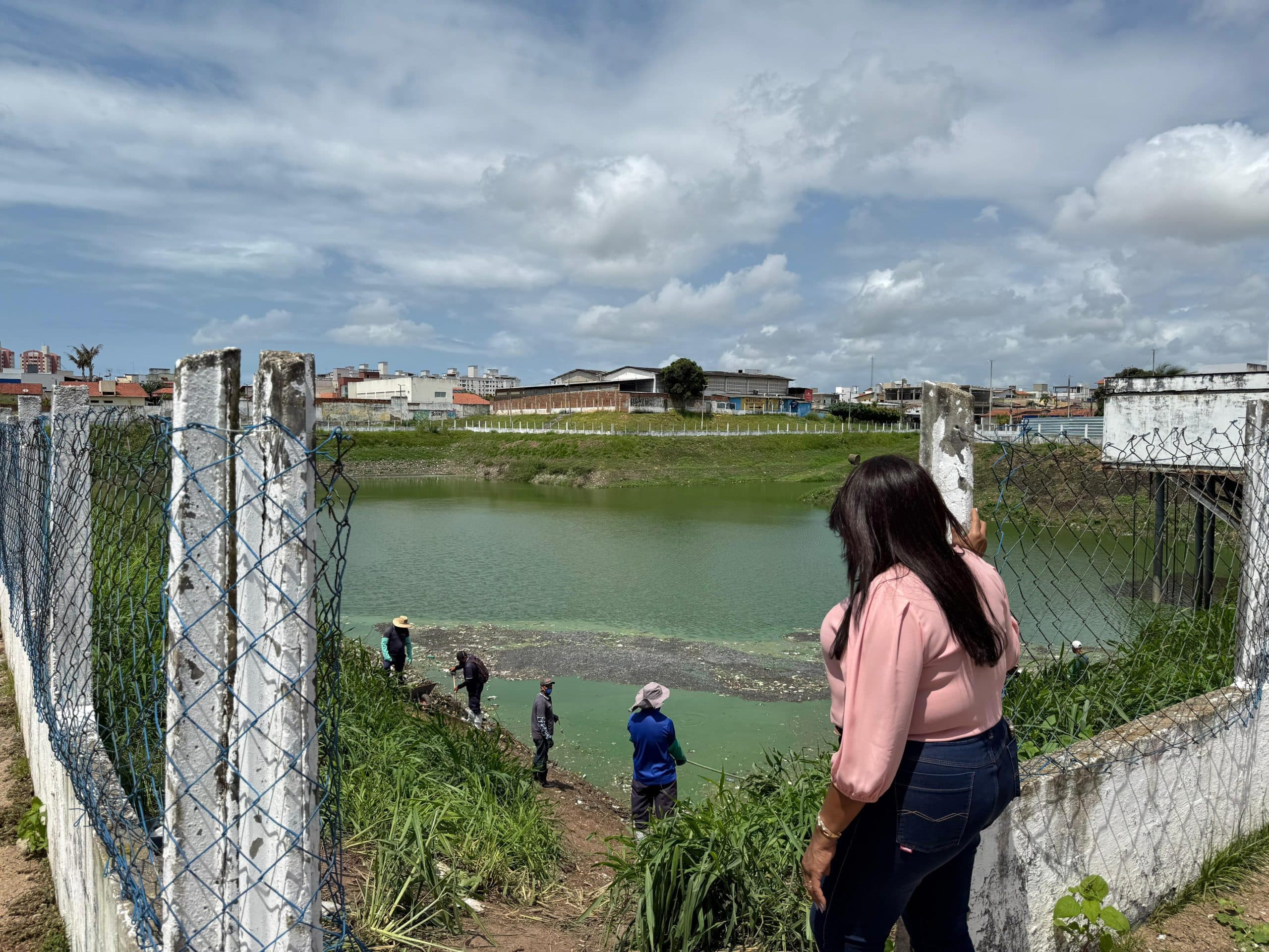 Prefeita Nilda inicia solução de problema histórico na lagoa da Abel Cabral