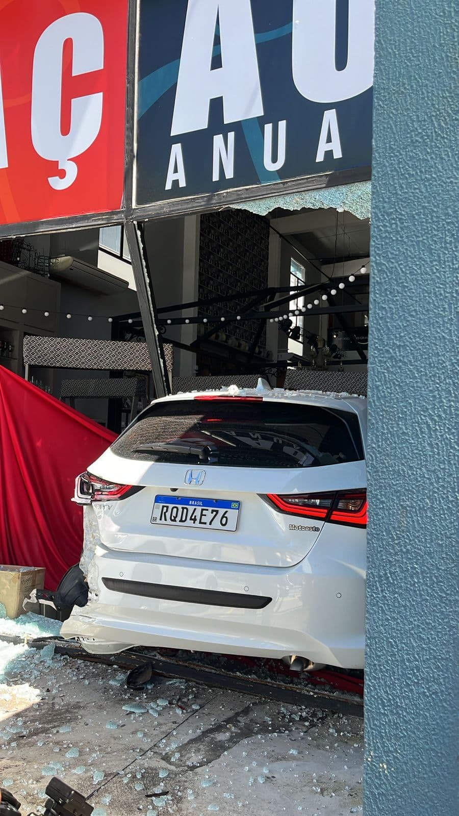 VÍDEO E FOTOS: Motorista perde o controle e invade imóvel na Hermes da Fonseca