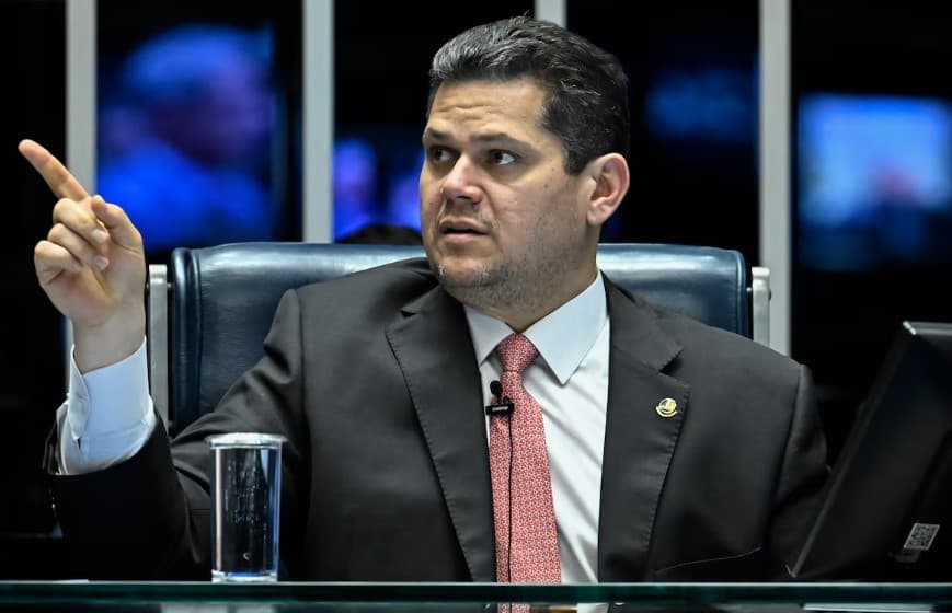 ‘Nem com 81 assinaturas pauto o impeachment de um ministro do Supremo', diz Alcolumbre a líderes