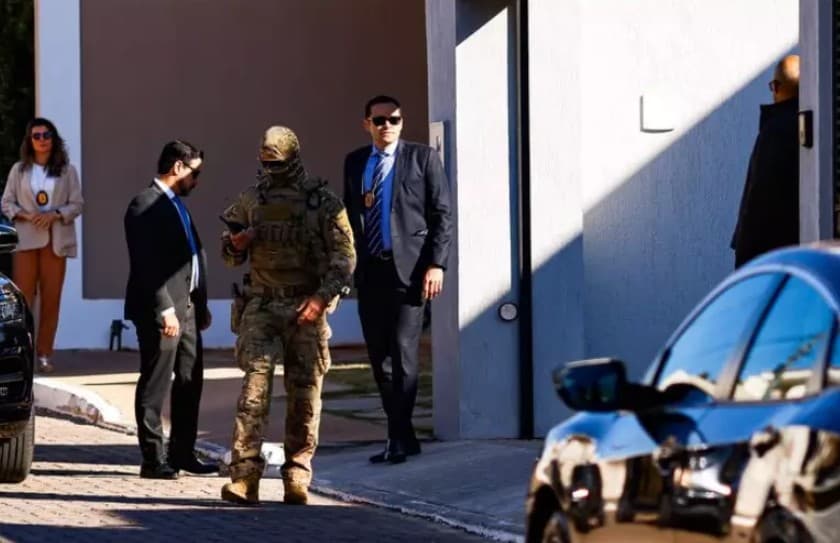 Moraes determina monitoramento policial na área externa da casa do Bolsonaro e vistorias em todos os veículos que saírem do local