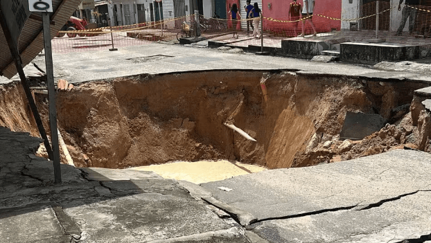 Cratera em rua da Zona Norte de Natal deixa moradores sem água