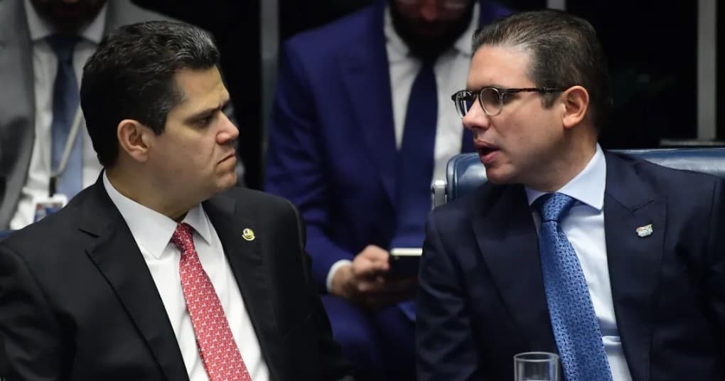 Alcolumbre e Hugo Motta ensaiam resposta conjunta à oposição, que ocupa plenários