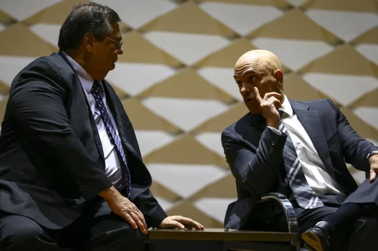 Dino usa ação sobre tragédia de Mariana para tentar blindar Moraes de sanção dos EUA