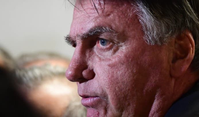 Com crises de soluço, Bolsonaro pede ao STF para deixar prisão domiciliar e passar por exames