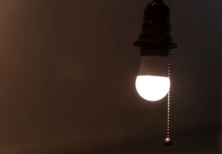 Aneel mantém bandeira vermelha patamar 2 em setembro; conta de luz seguirá mais cara