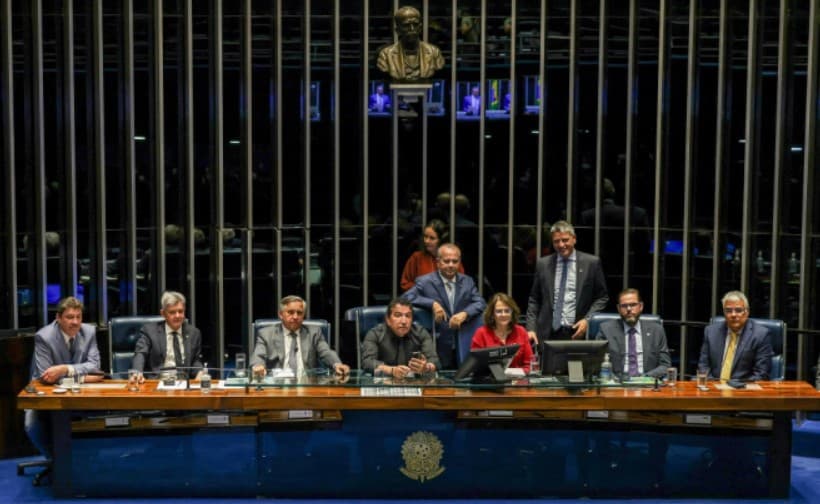 Oposição ocupa mesas diretoras da Câmara e do Senado em protesto contra prisão domiciliar de Bolsonaro