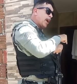 VÍDEO: Sargento da PMRN dá bronca em pais que fumavam maconha na frente dos filhos