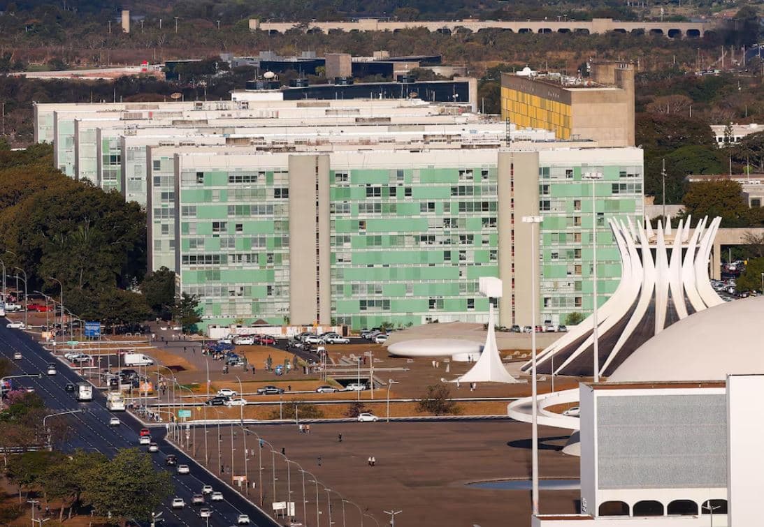 Reforma administrativa: Brasil deve gastar recorde de R$ 1,7 tri com servidores públicos em 2025