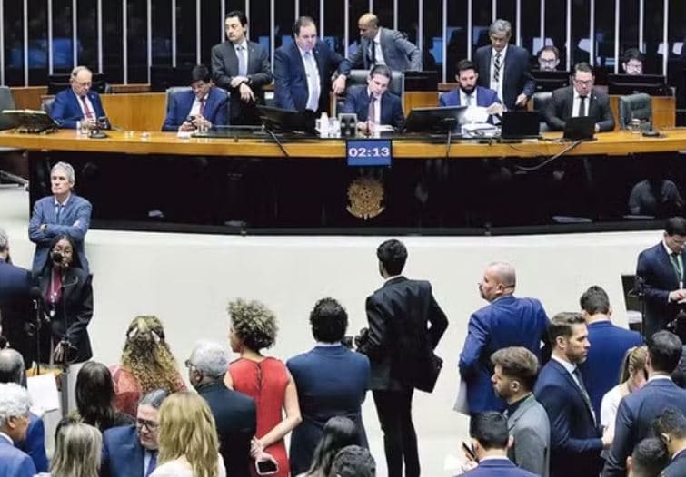 Câmara congela prioridades do governo e avança com blindagem a deputados e debate da anistia