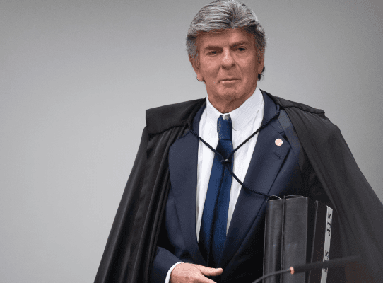 Após mais de 12h, Fux vota pela absolvição de Bolsonaro e 5 réus
