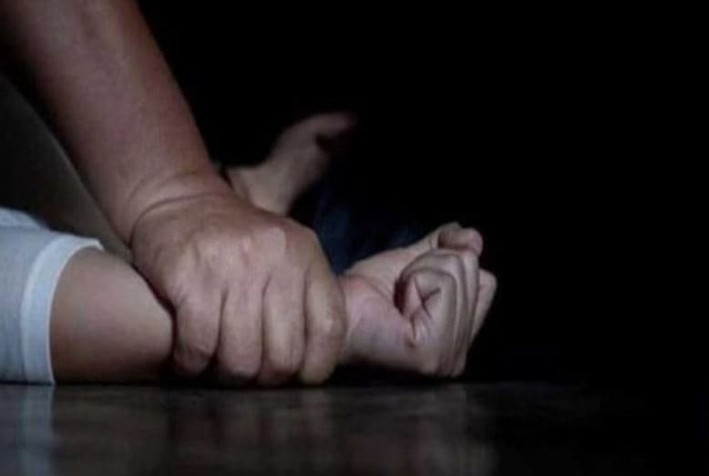 Três adolescentes torturam e estupram namorada de rival por vingança