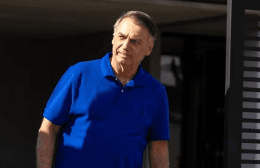 Bolsonaro deve assistir ao julgamento em casa, cercado pela família