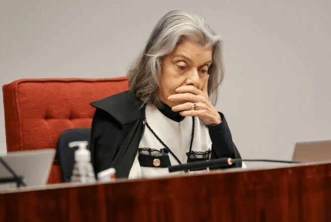 STF retoma às 14h julgamento de Bolsonaro com voto decisivo de Cármen Lúcia