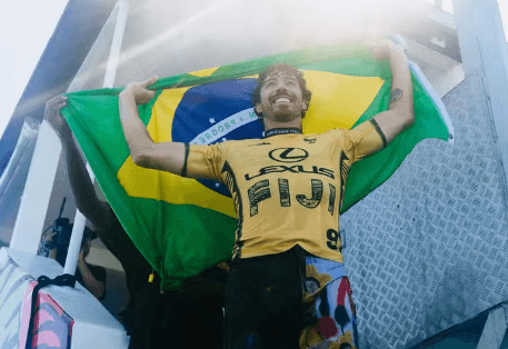 Yago Dora impõe soberania nas ondas de Fiji e é campeão mundial de surfe pela primeira vez