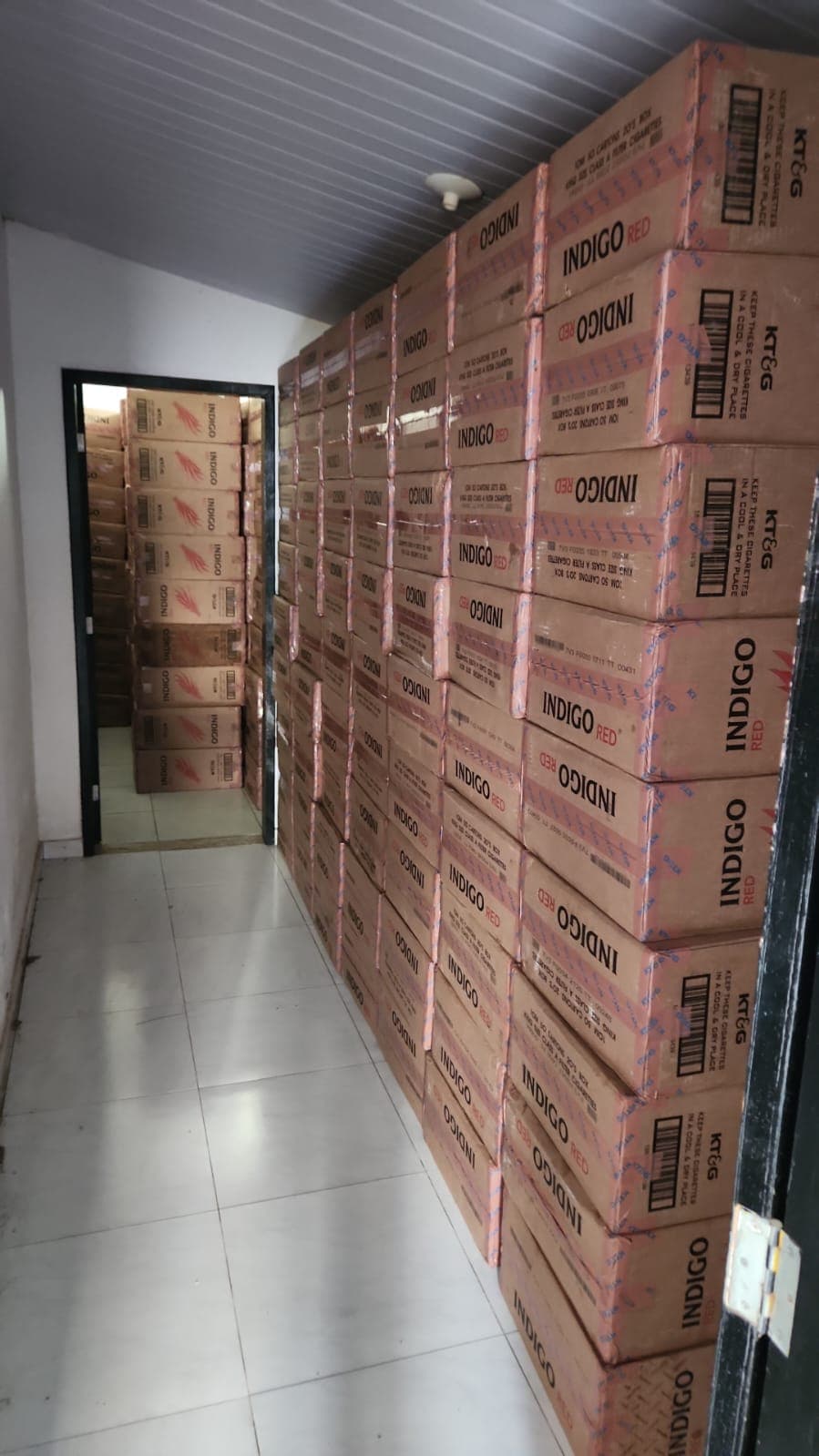 VÍDEO: Operação em Natal apreende mais de 350 mil maços de cigarros e prende seis pessoas