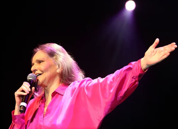 Velório de Angela Ro Ro acontece nesta sexta-feira (9) no Rio