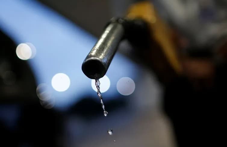 ICMS em gasolina e etanol sobe R$ 0,10 por litro a partir de janeiro de 2026; no diesel, sobe R$ 0,05