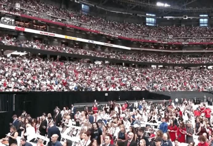 Funeral de Charlie Kirk reúne mais de 100 mil pessoas em estádio, com presenças de Musk e Trump