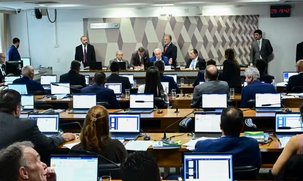 Em votação unânime, CCJ do Senado rejeita e enterra PEC da Blindagem