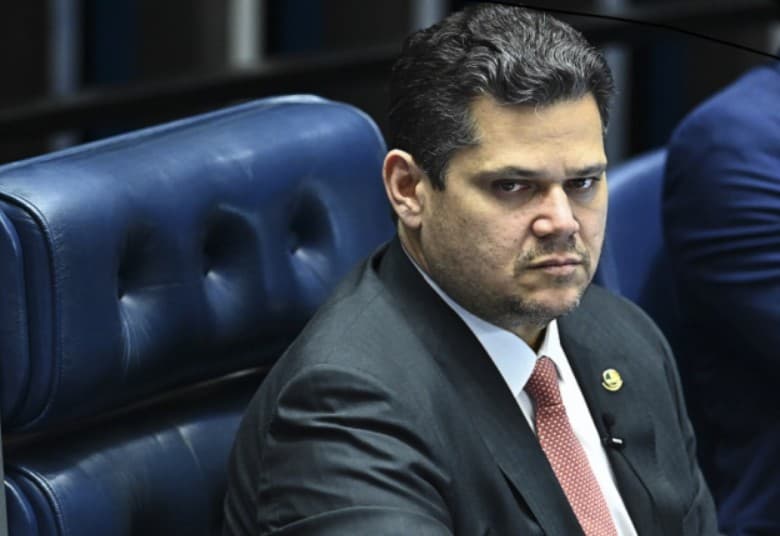 Ministros do STF negociam com Alcolumbre penas menores a réus do 8/1 em troca de enterro do projeto da anistia
