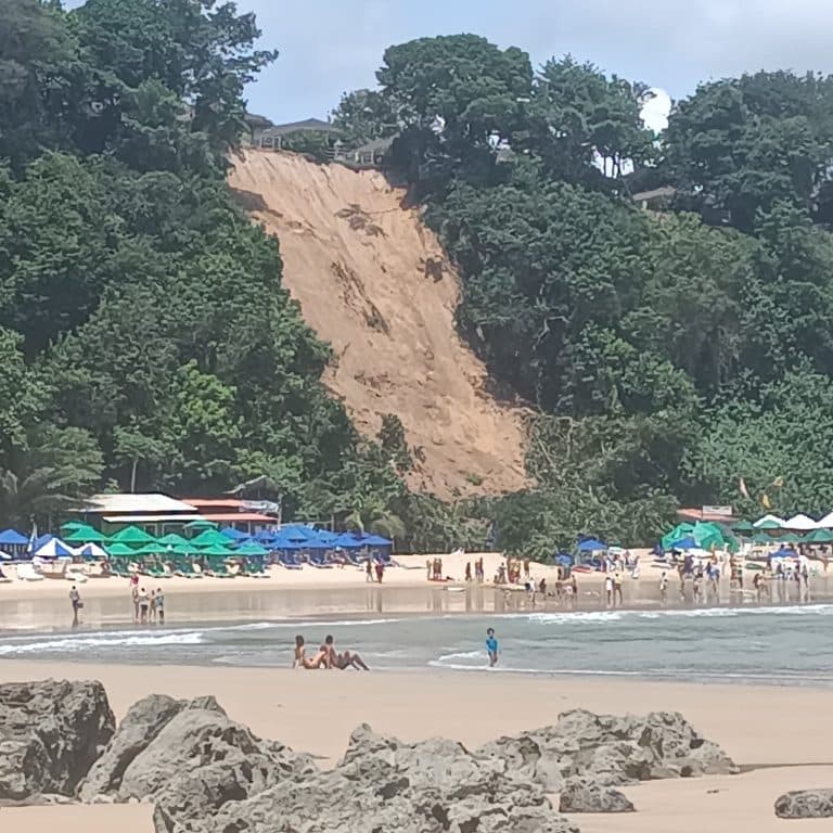 VÍDEO: Deslizamento de terra atinge barracas na Praia do Madeiro, em Tibau do Sul