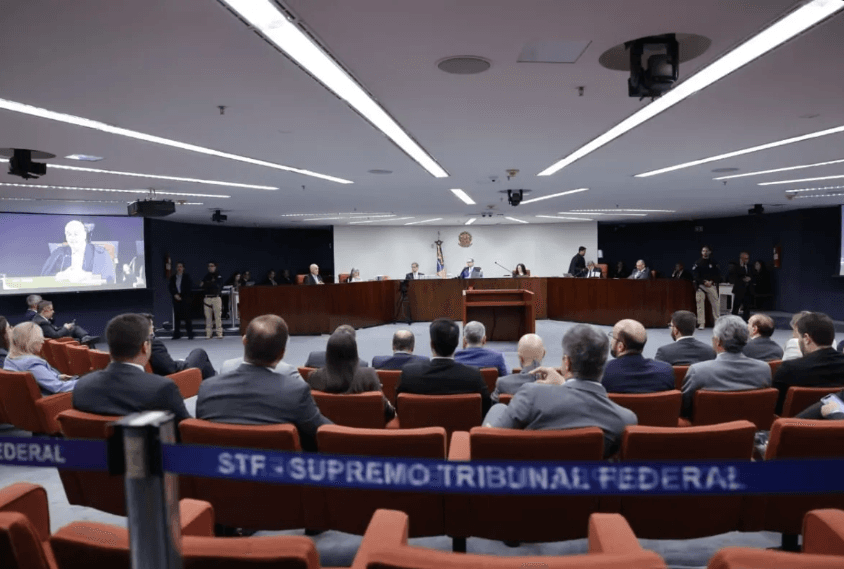 VÍDEO: Moraes e Fux protagonizam momentos de tensão em julgamento de Bolsonaro