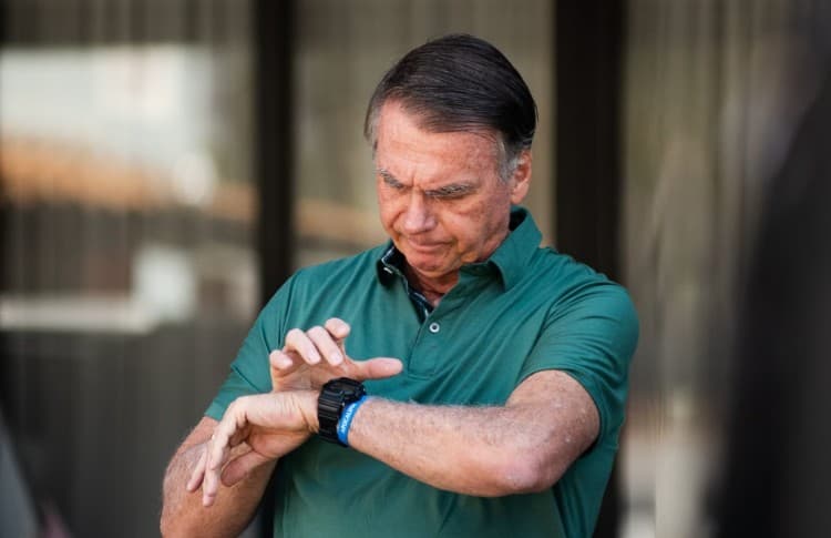 Bolsonaro pede autorização a Moraes para receber visitas de deputados, senadores e Valdemar