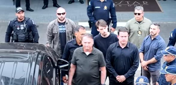Após procedimento sem complicações, Bolsonaro deixa hospital no DF e volta à prisão domiciliar