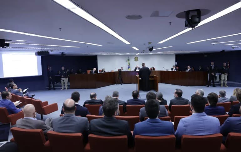 Defesas concluem sustentação e julgamento de Bolsonaro e mais sete réus pausa por cinco dias