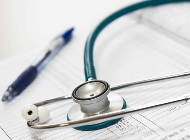 Coação e assédio: mensagens em grupo expõem pressão sobre médicos