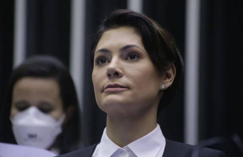 Michelle diz a jornal que estará pronta para assumir "candidatura política" e que julgamento de Bolsonaro foi uma "farsa judiciária"